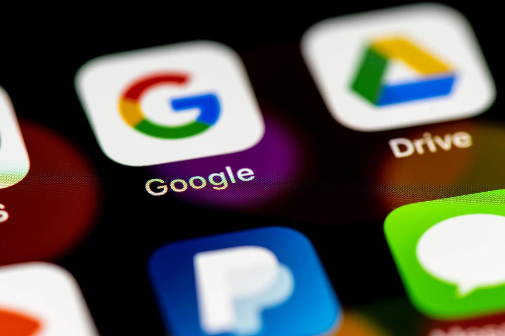 Google-App-Symbole: Der Konzern hinter dem Android-Betriebssystem soll zu viele Daten transferieren