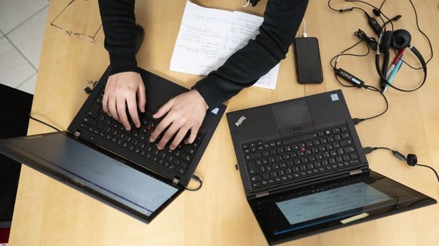 Die Digitalisierung der Wirtschaft in Deutschland hat durch Corona an Bedeutung gewonnen - aber fast jedes dritte Unternehmen musste Investitionen in diesem Bereich zurückfahren. Die Digitalisierung der Wirtschaft in Deutschland hat durch Corona an Bedeutung gewonnen - aber fast jedes dritte Unternehmen musste Investitionen in diesem Bereich zurückfahren.