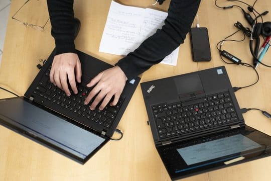 Die Digitalisierung der Wirtschaft in Deutschland hat durch Corona an Bedeutung gewonnen - aber fast jedes dritte Unternehmen musste Investitionen in diesem Bereich zurückfahren.