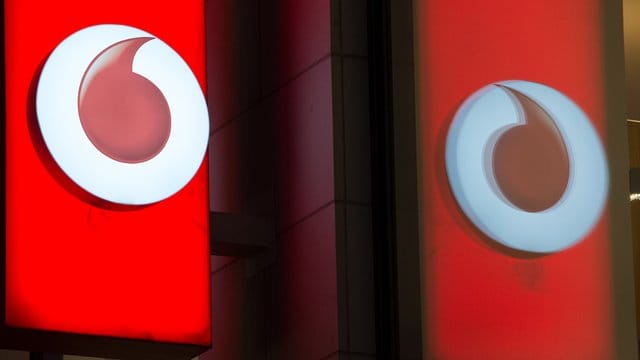 Wegen der Corona-Pandemie greifen viele Menschen nach Einschätzung des Netzbetreibers Vodafone tiefer in die Tasche, um möglichst schnelles Festnetz-Internet zu bekommen. Wegen der Corona-Pandemie greifen viele Menschen nach Einschätzung des Netzbetreibers Vodafone tiefer in die Tasche, um möglichst schnelles Festnetz-Internet zu bekommen.