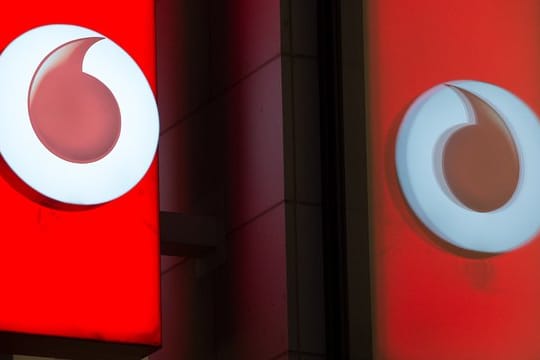 Wegen der Corona-Pandemie greifen viele Menschen nach Einschätzung des Netzbetreibers Vodafone tiefer in die Tasche, um möglichst schnelles Festnetz-Internet zu bekommen.