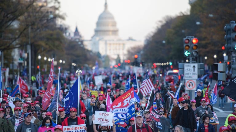 USA: Trump-Anhänger demonstrieren gegen das Wahlergebnis.