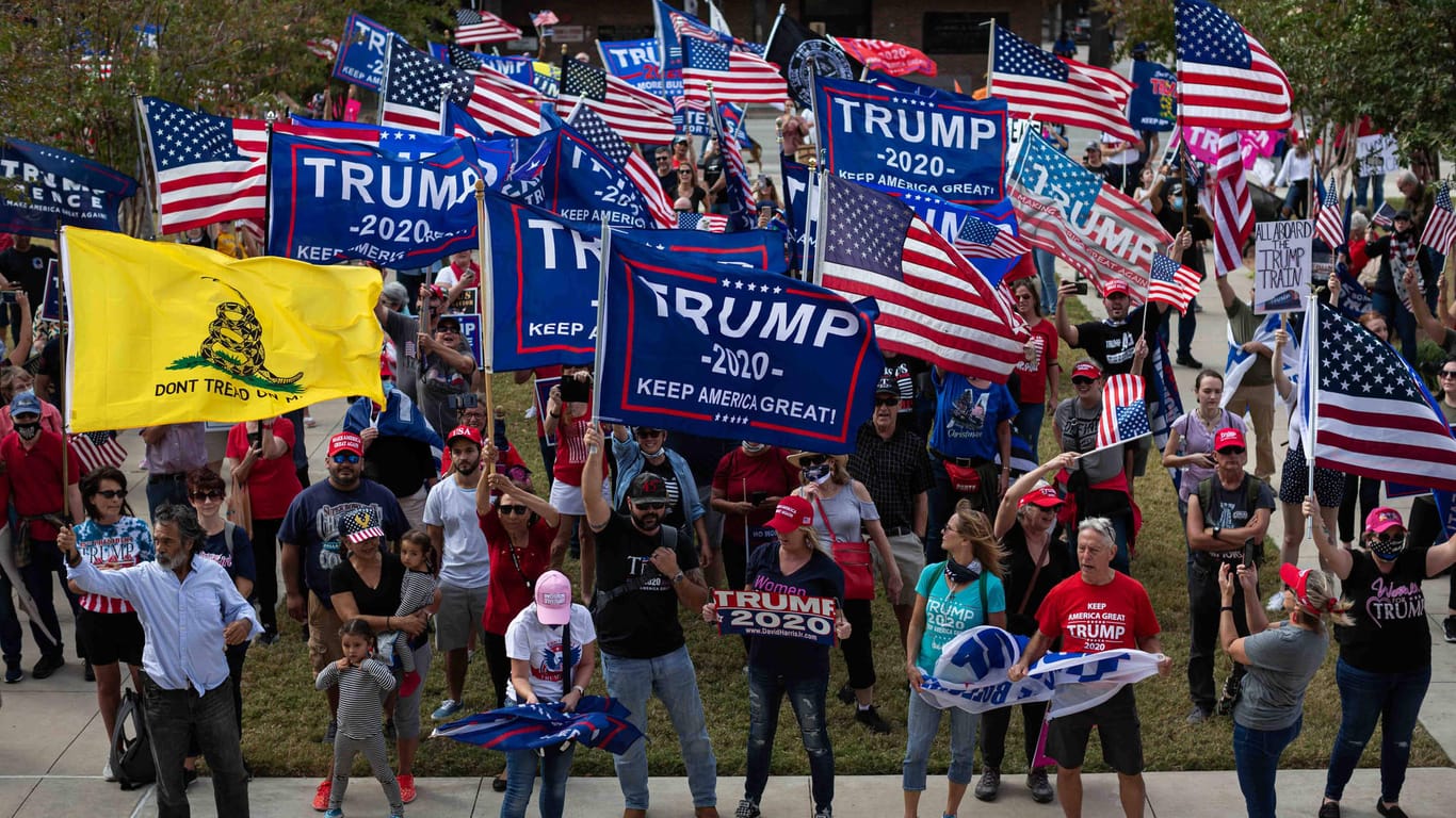 USA, Texas: Trump-Supporter schwingen Flaggen für ihren Präsidenten.