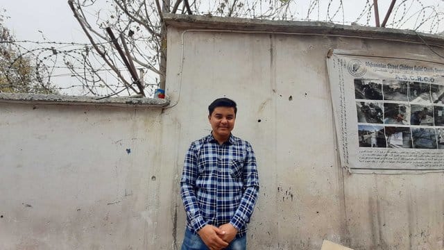 Sardar Dschafari steht im Hof einer kleinen Hilfsorganisation in Kabul, für die er arbeitet.