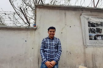Sardar Dschafari steht im Hof einer kleinen Hilfsorganisation in Kabul, für die er arbeitet.