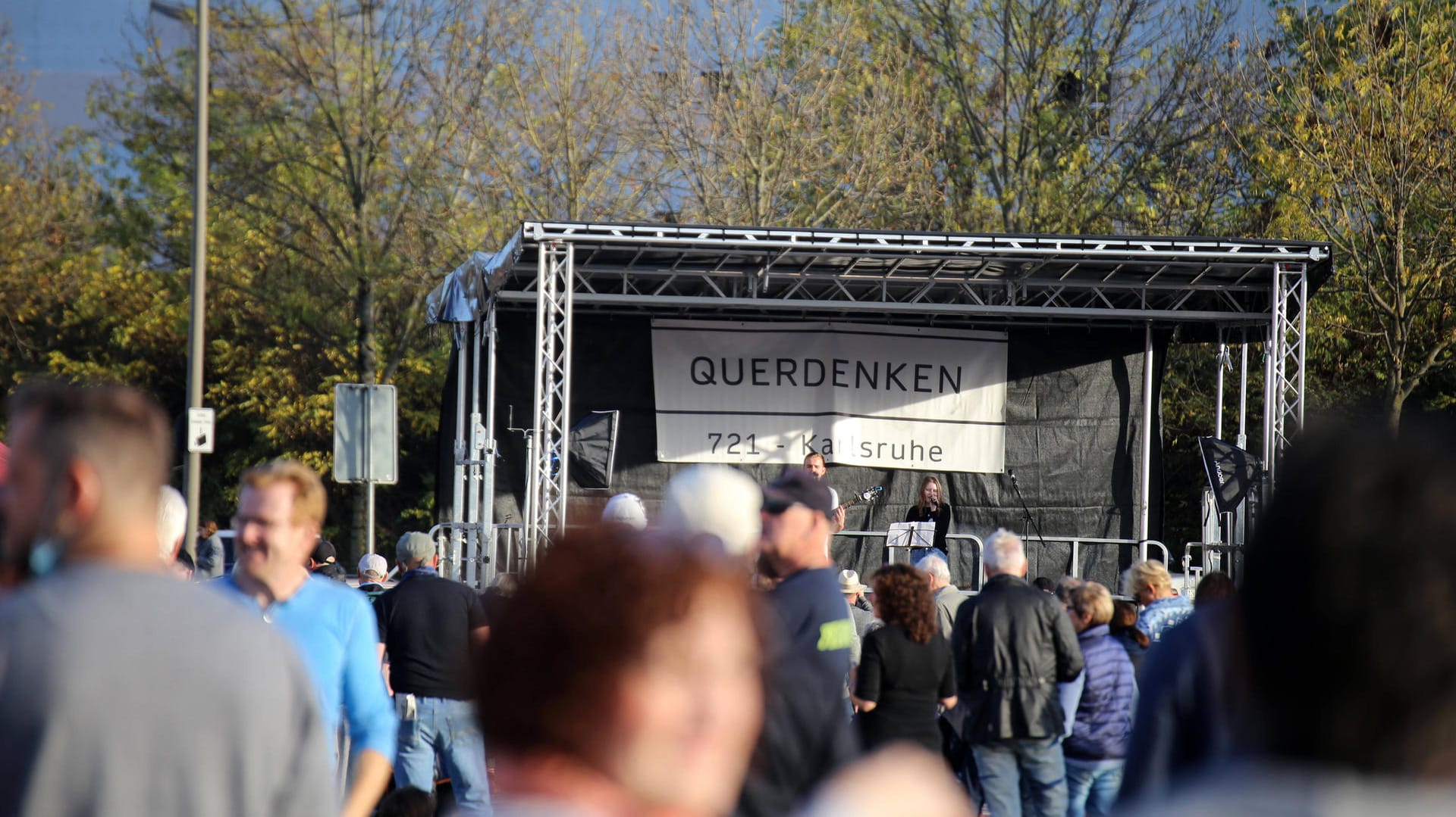 Demonstration der "Querdenker" in Karlsruhe: Auf dieser Bühne stand das Mädchen und las ihre Ansprache von einem Zettel ab.