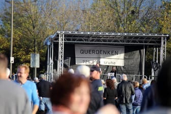 Demonstration der "Querdenker" in Karlsruhe: Auf dieser Bühne stand das Mädchen und las ihre Ansprache von einem Zettel ab.