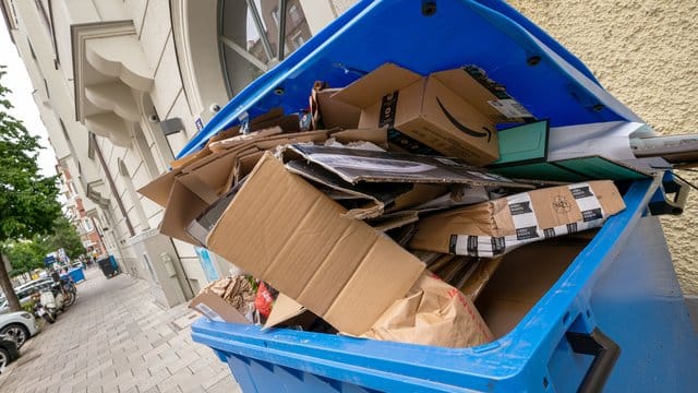 Ein Übervoller Papiercontainer: Nicht alles, was nach Papier aussieht, gehört auch in die Altpapiertonne.