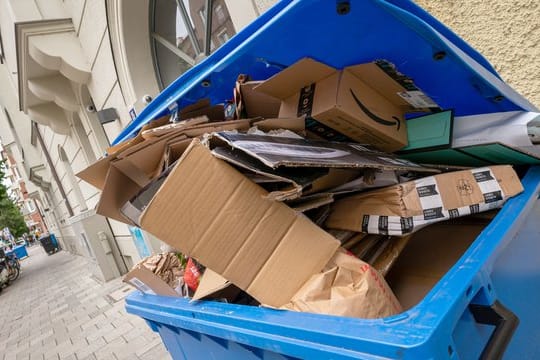 Ein Übervoller Papiercontainer: Nicht alles, was nach Papier aussieht, gehört auch in die Altpapiertonne.