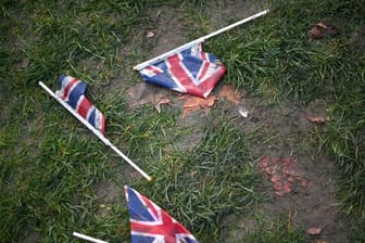 Flaggen Großbritanniens liegen nach den Feiern zum Brexit auf dem Boden.