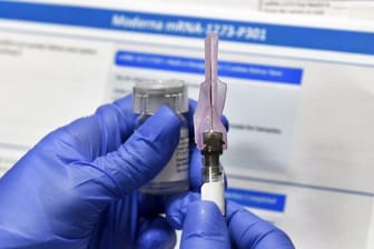 Eine Krankenschwester bereitet eine Spritze mit einem potenziellen Impfstoff der US-Biotech-Firma Moderna gegen Covid-19 vor.