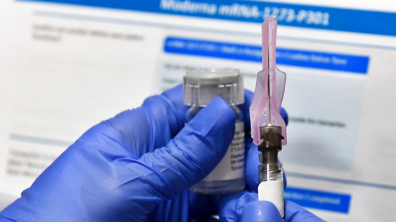 Binghamton: Eine Krankenschwester bereitet eine Spritze mit einem potenziellen Impfstoff der US-Biotech-Firma Moderna gegen Covid-19 vor.