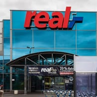 Real-Markt in Düsseldorf (Symbolbild): Kaufland will viele Real-Geschäfte übernehmen.