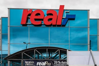 Real-Markt in Düsseldorf (Symbolbild): Kaufland will viele Real-Geschäfte übernehmen.