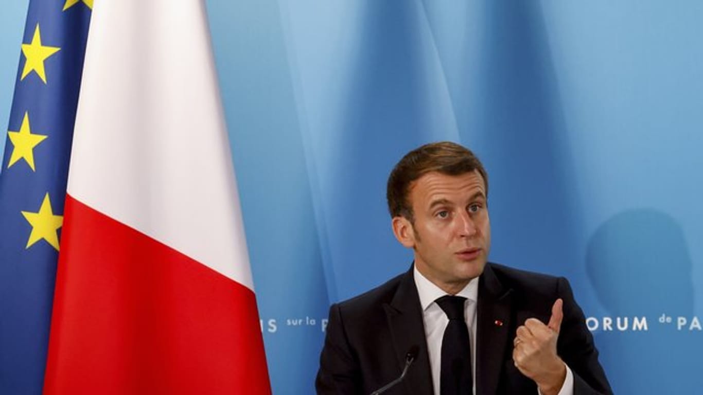 Der französische Staatschef Emmanuel Macron kritisiert Aussagen Kramp-Karrenbauers.