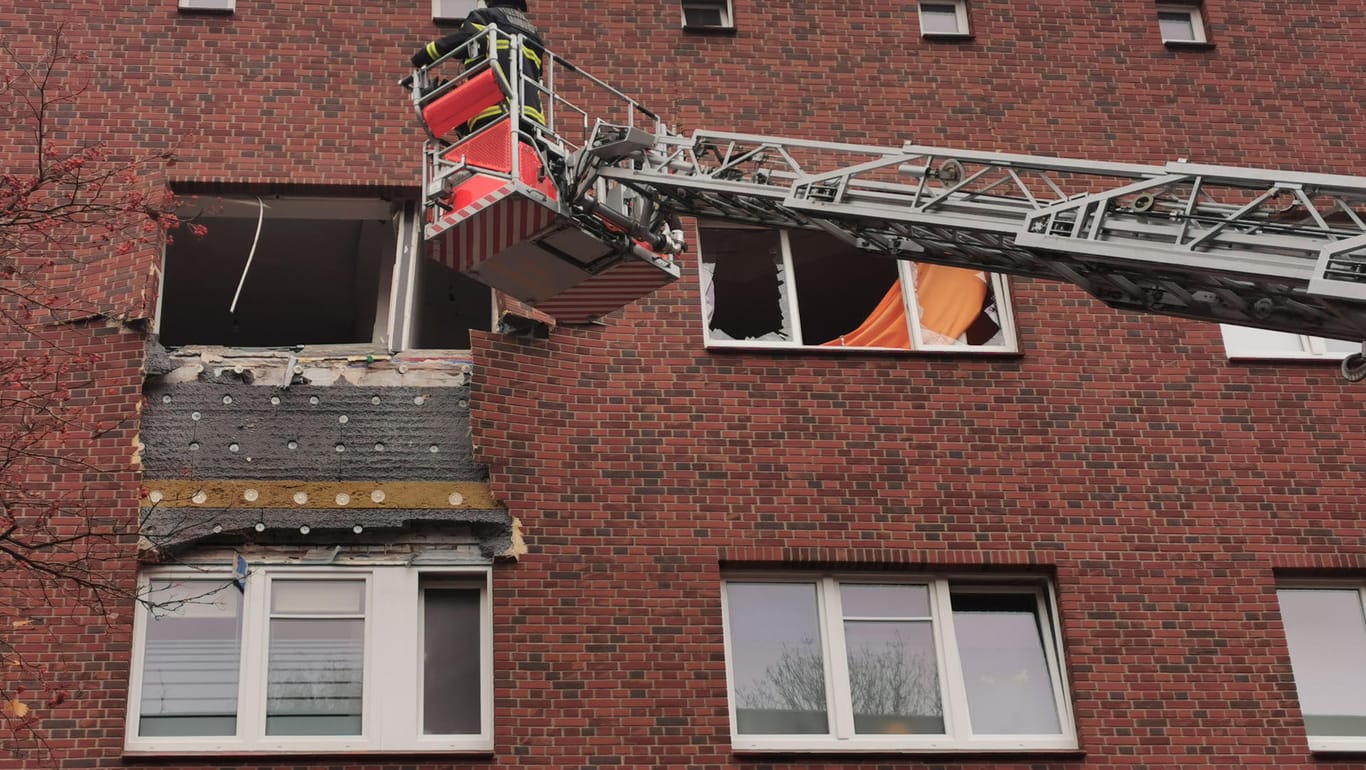 Einsatzkräfte der Feuerwehr: Im Hamburger Stadtteil Barmbek-Nord hat es eine Explosion gegeben.