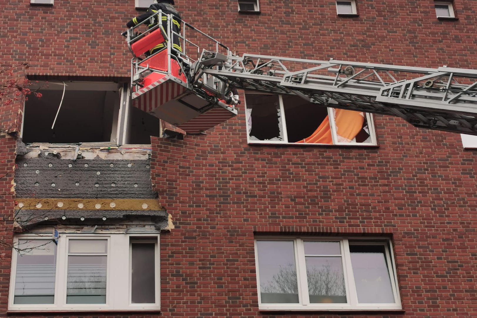 Einsatzkräfte der Feuerwehr: Im Hamburger Stadtteil Barmbek-Nord hat es eine Explosion gegeben.