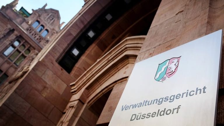 Der Eingang des Verwaltungsgerichtes Düsseldorf: Hier sind mehrere Klagen gegen kommunale Corona-Maßnahmen eingegangen.