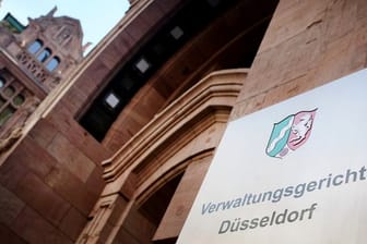 Der Eingang des Verwaltungsgerichtes Düsseldorf: Hier sind mehrere Klagen gegen kommunale Corona-Maßnahmen eingegangen.