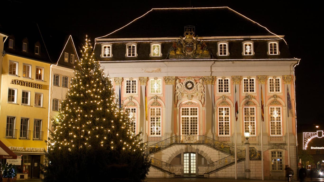 Weihnachtsbaum vor dem Bonner Rathaus (Archivbild): Auch in diesem Jahr will die Stadt für eine weihnachtliche Stimmung sorgen.