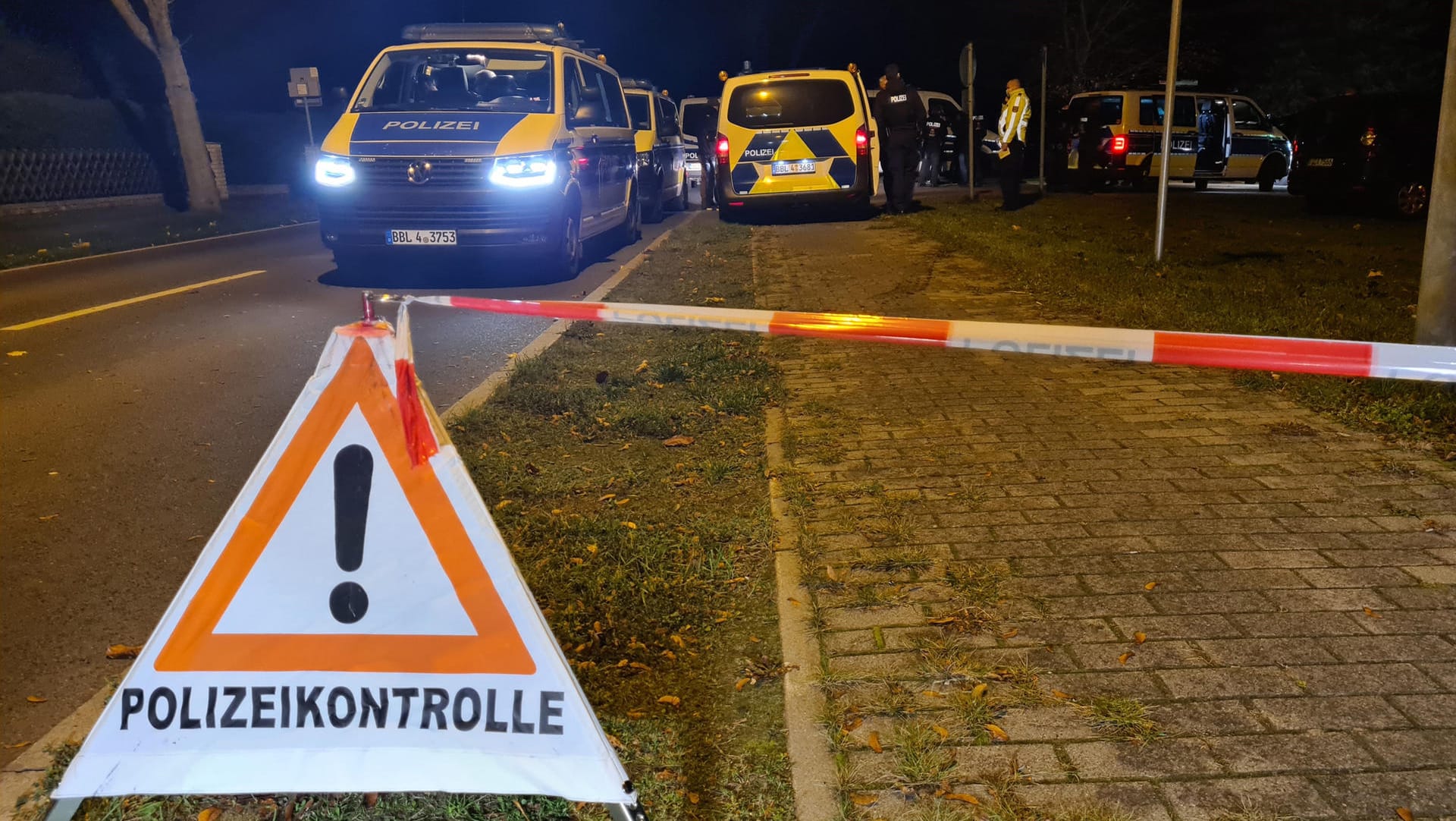 Polizeikontrolle an der A 24 bei Kremmen: Bei dem Rennen sollen die Fahrer auch mit hohen Geschwindigkeiten auf dem Standstreifen gefahren sein.