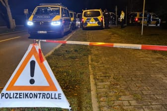 Polizeikontrolle an der A 24 bei Kremmen: Bei dem Rennen sollen die Fahrer auch mit hohen Geschwindigkeiten auf dem Standstreifen gefahren sein.