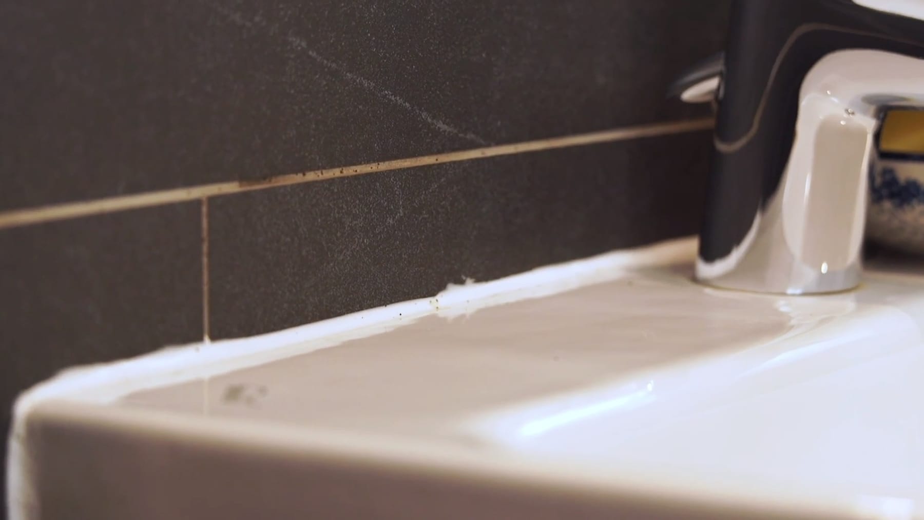 Schwarze Fugen reinigen in Dusche und Bad Einfacher Trick & Anleitung
