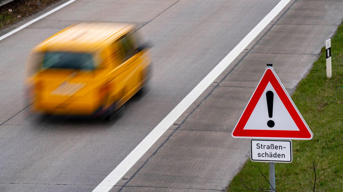 Ein Schild warnt vor Straßenschäden an einer Autobahn (Symbolbild): In Hagen wird in die A1 investiert, um Schäden an der Fahrbahn auszubessern.
