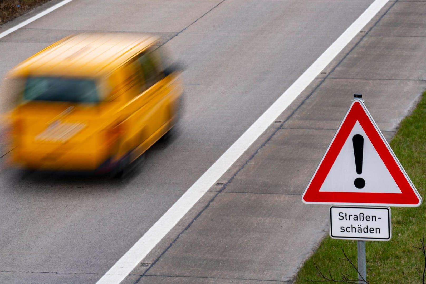 Ein Schild warnt vor Straßenschäden an einer Autobahn (Symbolbild): In Hagen wird in die A1 investiert, um Schäden an der Fahrbahn auszubessern.