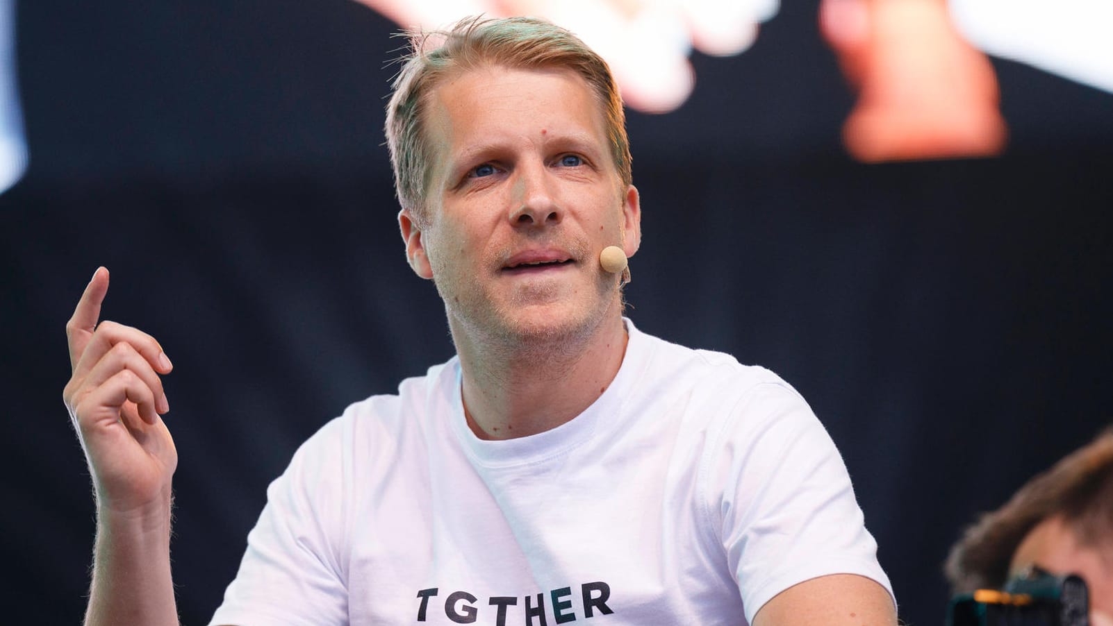 Oliver Pocher: Der Comedian kritisiert eine Elfjährige, die sich bei einer "Querdenken"-Demo mit Anne Frank verglichen hatte.