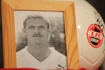 Ein Foto von Maurice Banach in einem Holzrahmen anlässlich einer Trauerfeier im Jahr 2009: Der 24-Jährige war 1991 bei einem Unfall tödlich verunglückt.