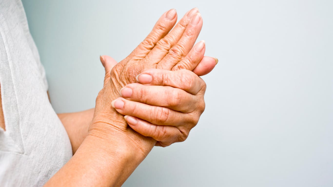 Rheuma: Schmerzen an Hand- und Fingergelenken können ein Hinweis auf eine Rheumaerkrankung sein.