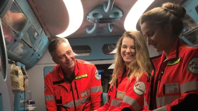 Mario Isola (l) hilft auch als freiwilliger Ambulanzfahrer in seiner Heimatstadt Mailand aus, wenn es sein Terminplan zulässt.