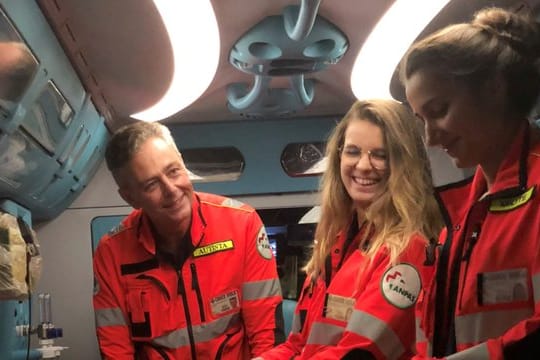 Mario Isola (l) hilft auch als freiwilliger Ambulanzfahrer in seiner Heimatstadt Mailand aus, wenn es sein Terminplan zulässt.