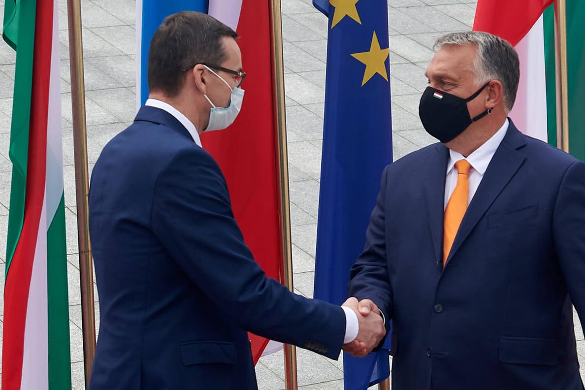 Polen Ministerpräsident Mateusz Morawiecki und Ungarns Regierungschef Viktor Orban: Ihre Länder blockieren die Verabschiedung des EU-Haushaltsplans.