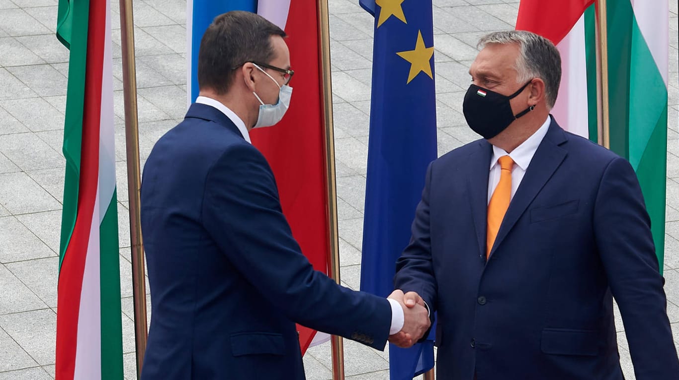 Polen Ministerpräsident Mateusz Morawiecki und Ungarns Regierungschef Viktor Orban: Ihre Länder blockieren die Verabschiedung des EU-Haushaltsplans.