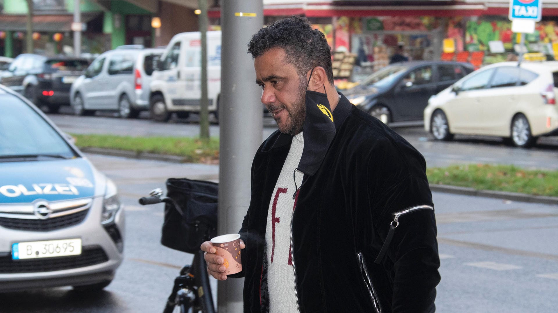 Der Angeklagte Arafat Abou-Chaker geht in Berlin in das Gerichtsgebäude: Der Rapper Bushido hat am 14. Prozesstag über Waffen im Umfeld des Clans gesprochen. Der Angeklagte Arafat Abou-Chaker geht in Berlin in das Gerichtsgebäude: Der Rapper Bushido hat am 14. Prozesstag über Waffen im Umfeld des Clans gesprochen.