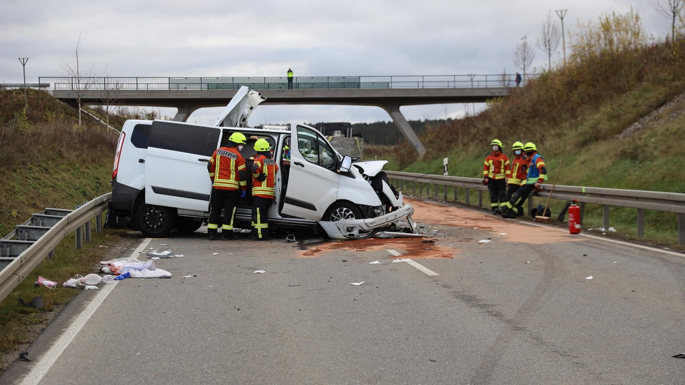 Unfall in Dunningen: Einsatzkräfte der Rettungsdienste arbeiten an einer Unfallstelle, an der ein Kleinbus mit Schülern an Bord frontal mit einem Lastwagen zusammengestoßen war.