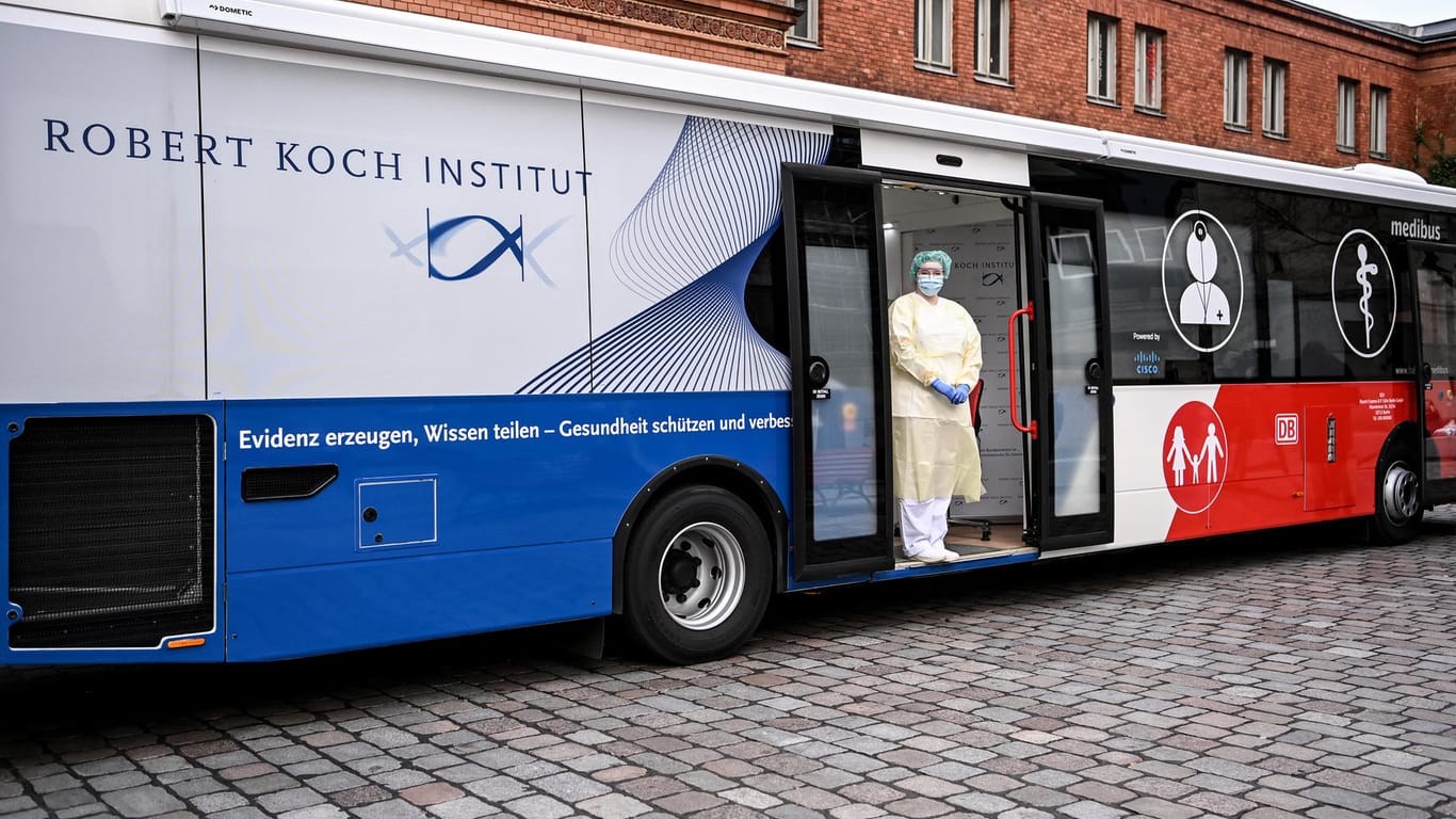 Carolyn Krause, Studienassistentin, wartet im Testbus auf Studienteilnehmer: Das Robert-Koch-Institut startet eine Coronavirus-Antikörperstudie in Berlin-Mitte.