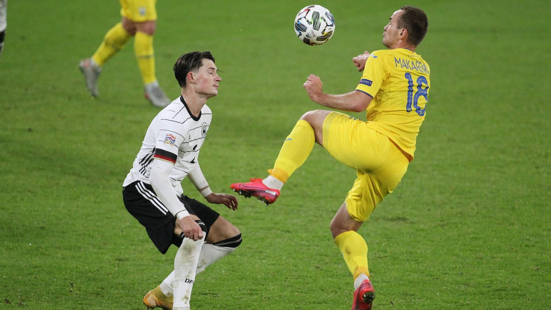 Szene aus dem Ukraine-Spiel: Robin Koch (l.) im Zweikampf mit dem nun positiv getesteten Makarenko.