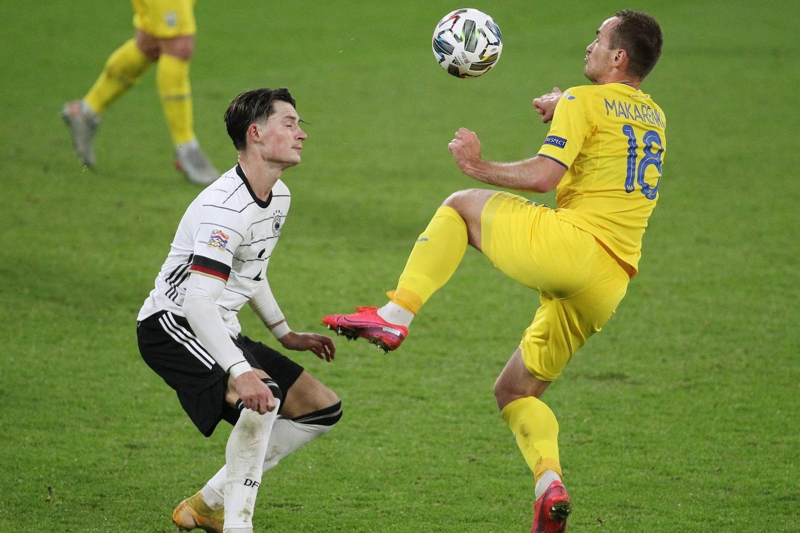 Szene aus dem Ukraine-Spiel: Robin Koch (l.) im Zweikampf mit dem nun positiv getesteten Makarenko.