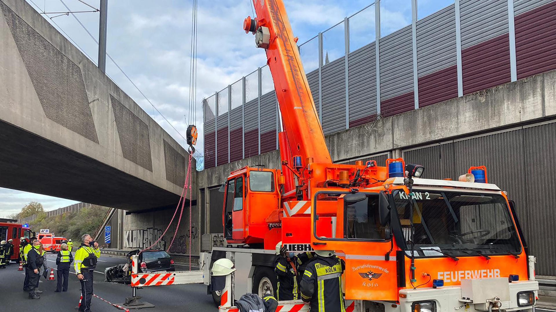 Ein Kran der Feuerwehr Köln steht an einer Unfallstelle auf der A3, an der ein Betonteil einer Lärmschutzwand auf einen Pkw gestürzt war: Eine fehlerhafte Befestigung könnte Schuld an dem Vorfall sein. Ein Kran der Feuerwehr Köln steht an einer Unfallstelle auf der A3, an der ein Betonteil einer Lärmschutzwand auf einen Pkw gestürzt war: Eine fehlerhafte Befestigung könnte Schuld an dem Vorfall sein.