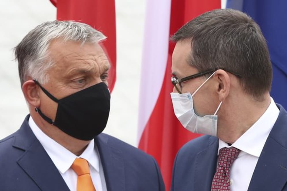 Polens Ministerpräsident Mateusz Morawiecki (r) und sein ungarischer Amtskollege Viktor Orban blockieren das 1,8 Billionen Euro schwere EU-Finanzpaket.