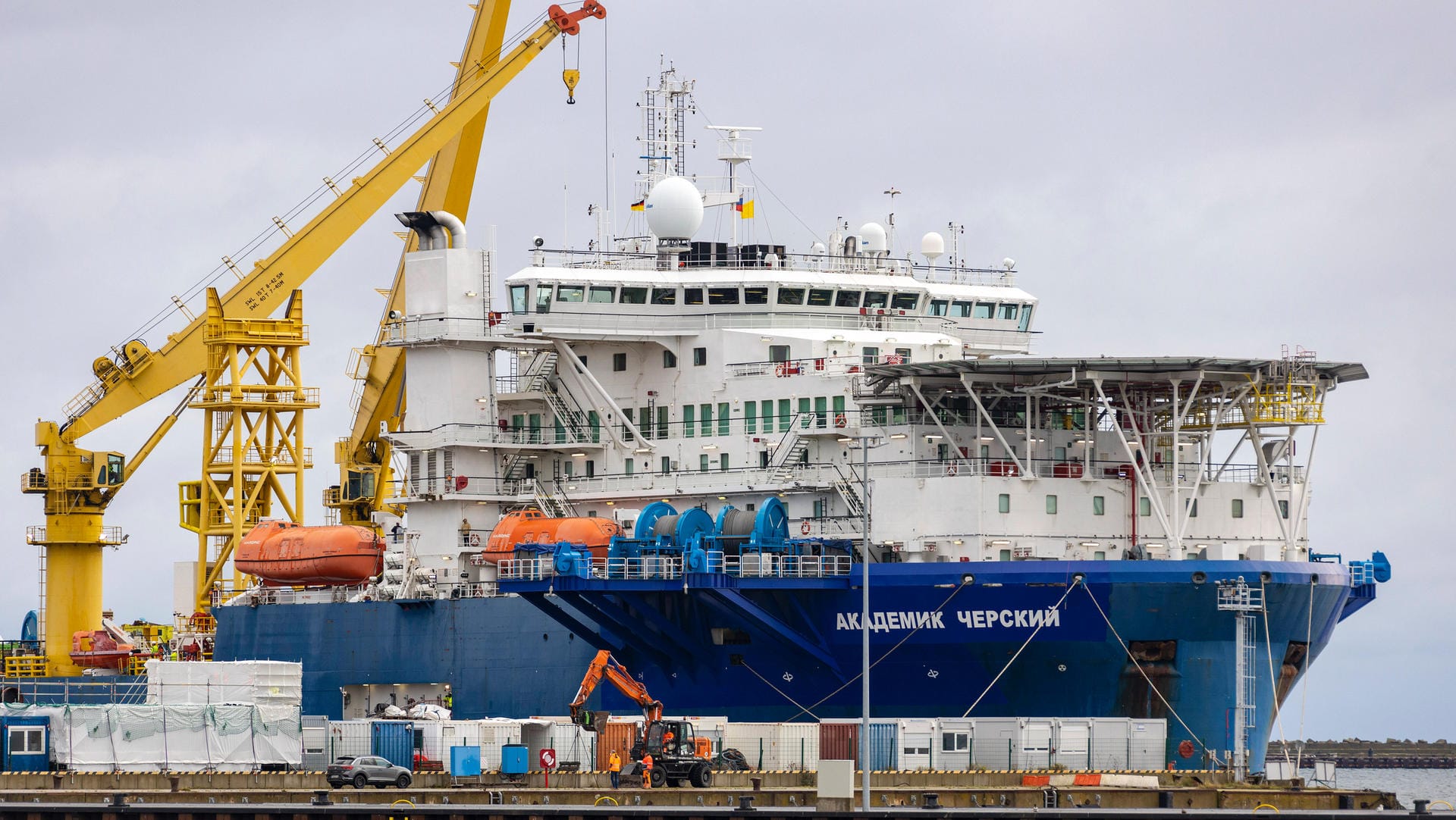 Verlegeschiff für Nord Stream 2 Akademik Cherskiy im Fährhafen Mukran: "Wenn die Zertifizierung der Pipeline eingeschränkt wird, dürfte ihre Fertigstellung ziemlich schwierig werden".