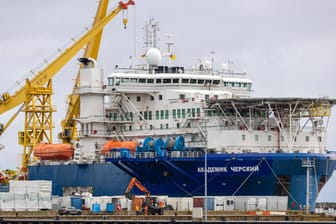 Verlegeschiff für Nord Stream 2 Akademik Cherskiy im Fährhafen Mukran: "Wenn die Zertifizierung der Pipeline eingeschränkt wird, dürfte ihre Fertigstellung ziemlich schwierig werden".
