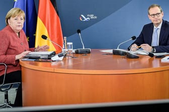 Angela Merkel und Michael Müller während der Videokonferenz: Die Kanzlerin und Berlins Regierender Bürgermeister nahmen im Kanzleramt an dem Treffen von Bund und Ländern teil.