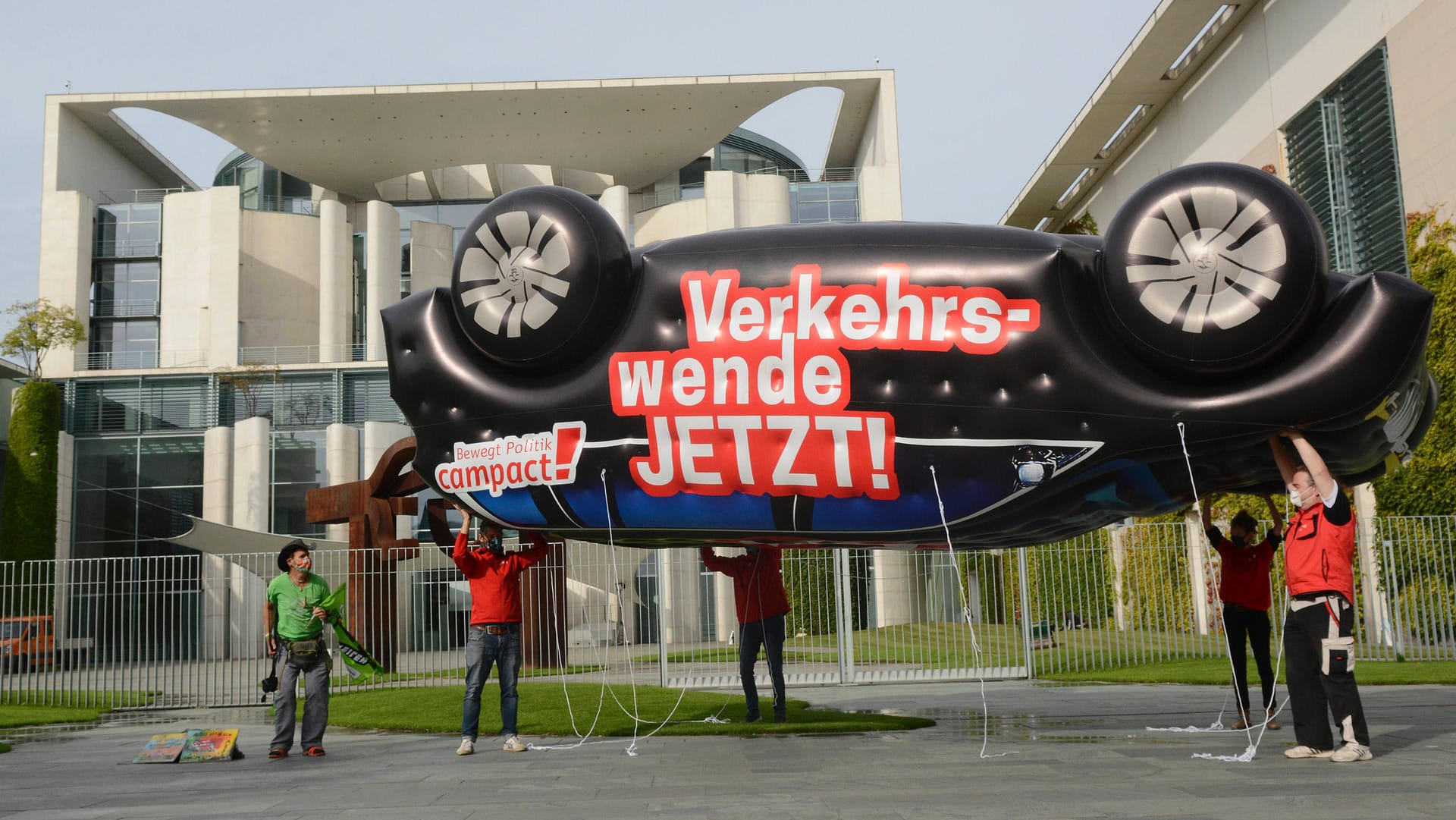 Verkehrte Welt: Umweltschützer protestieren vor dem Kanzleramt.