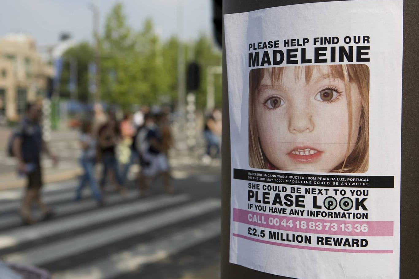Ein Plakat von Maddie McCann: Das Mädchen verschwand bei einem Familienurlaub in Portugal. (Archivbild)