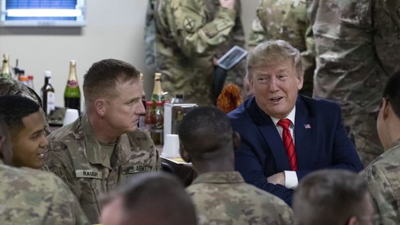 Donald Trump besucht 2019 amerikanische Truppen auf der Bagram Air Base nördlich von Kabul.
