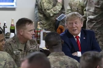 Donald Trump besucht 2019 amerikanische Truppen auf der Bagram Air Base nördlich von Kabul.